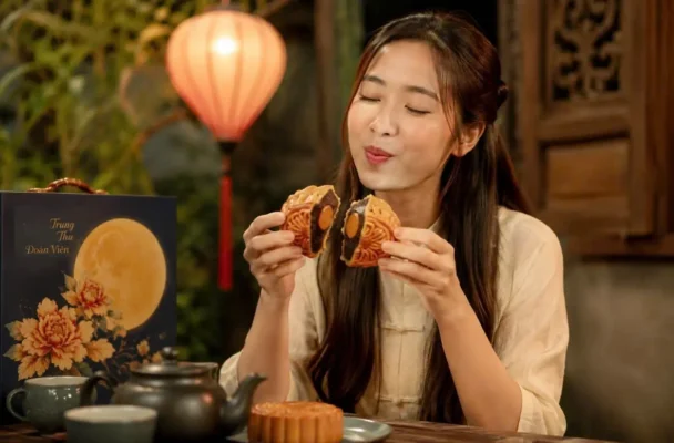 một người thưởng thức bánh